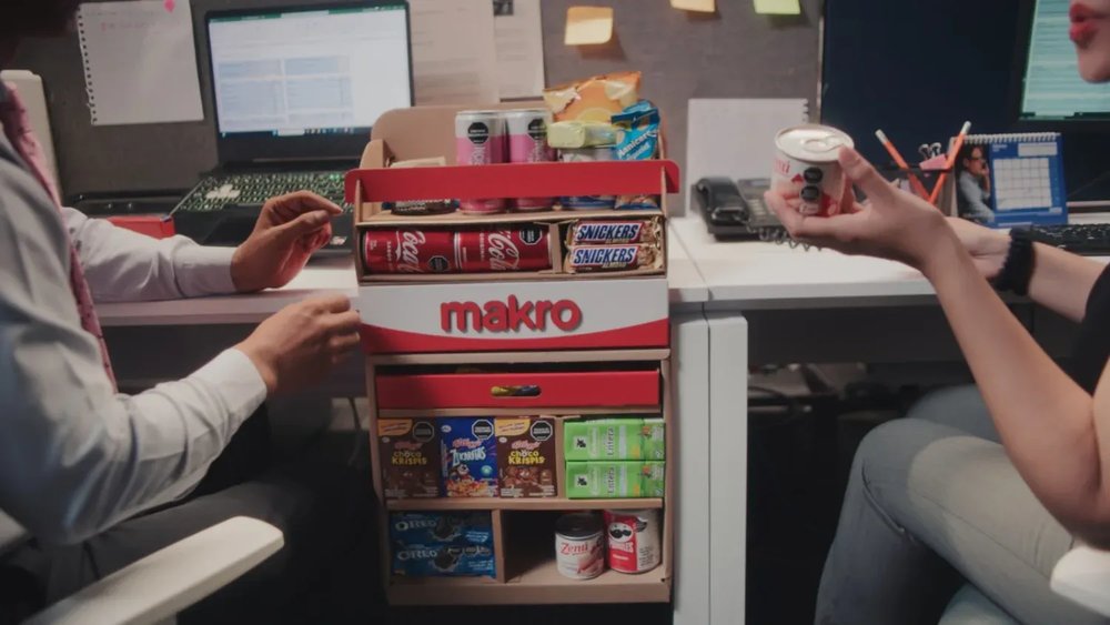 Body image for Makro turns office desks into branded microstores to support Colombian workers