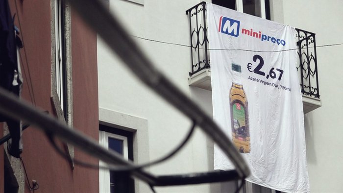 Supermarket rewards residents for turning clothes lines into ads